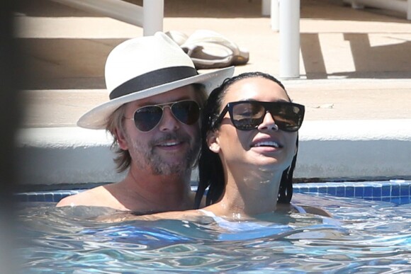 Exclusif - David Spade et Naya Rivera dans la piscine de leur hôtel club à Honolulu (Hawaï) le 2 avril 2017.