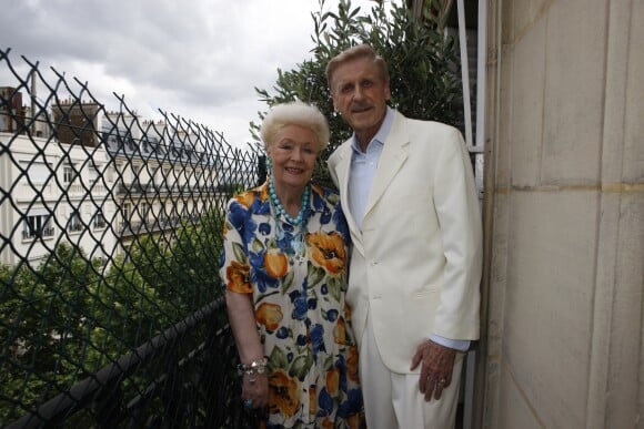 Jacqueline Monsigny et son mari Edward Meeks à leur domicile à Paris, le 28 juin 2008.
