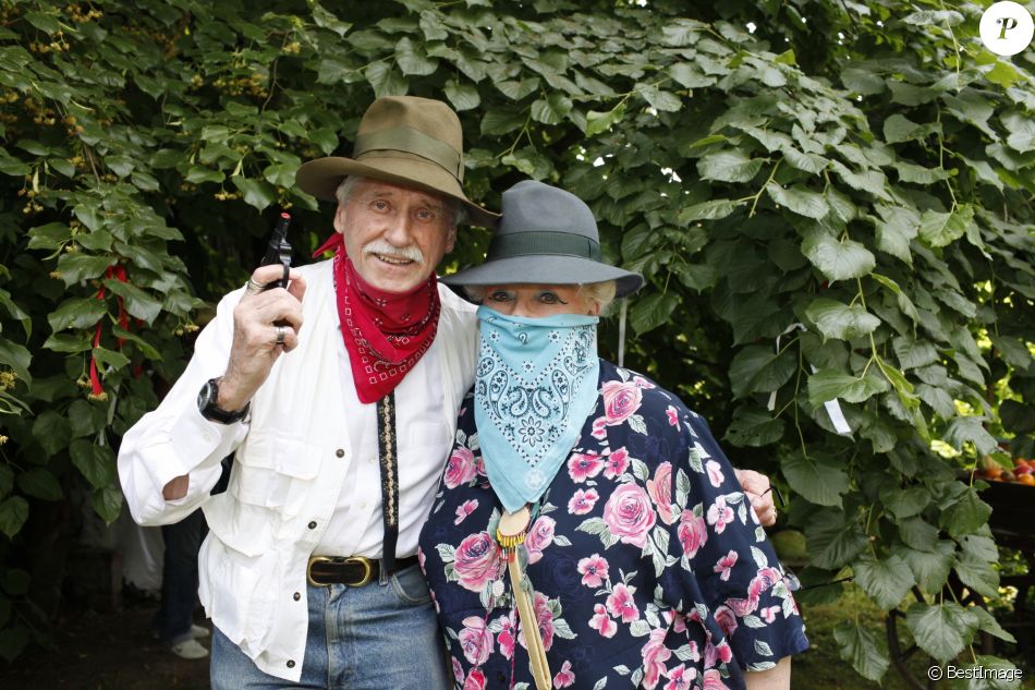 Jacqueline Monsigny et Edward Meeks lors d&#039;une garden Party chez Babette de Rozières, le 27 juin 2010.
