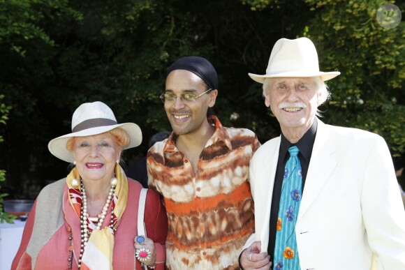 Jacqueline Monsigny et son mari Edward Meeks avec Fabrice Di Falco lors d'une garden party chez Babette de Rozieres à Maule le 30 juin 2013.