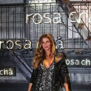 Gisele Bündchen assiste à la soirée d'inauguration du nouveau magasin Rosa Cha à Oscar Freire Street à São Paulo. Le 16 août 2017.