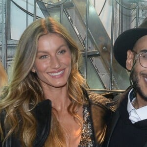 Lala Rudge, Gisele Bundchen et Hugo Gloss - Soirée d'inauguration du nouveau magasin Rosa Cha à Oscar Freire Street à São Paulo. Le 16 août 2017.