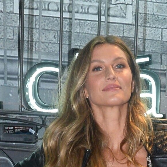 Gisele Bundchen assiste à la soirée d'inauguration du nouveau magasin Rosa Cha à Oscar Freire Street à São Paulo. Le 16 août 2017.