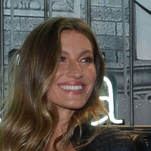 Gisele Bündchen assiste à la soirée d'inauguration du nouveau magasin Rosa Cha à Oscar Freire Street à São Paulo. Le 16 août 2017.