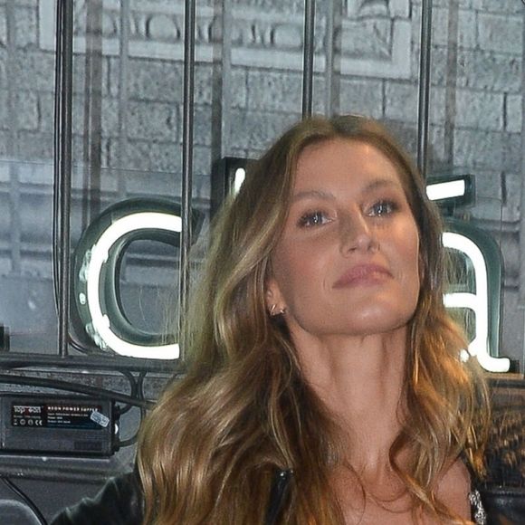 Gisele Bündchen assiste à la soirée d'inauguration du nouveau magasin Rosa Cha à Oscar Freire Street à São Paulo. Le 16 août 2017.