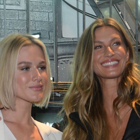 Giovanna Ewbank, Gisele Bundchen - Soirée d'inauguration du nouveau magasin Rosa Cha à Oscar Freire Street à São Paulo. Le 16 août 2017.