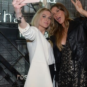 Giovanna Ewbank, Gisele Bundchen - Soirée d'inauguration du nouveau magasin Rosa Cha à Oscar Freire Street à São Paulo. Le 16 août 2017.