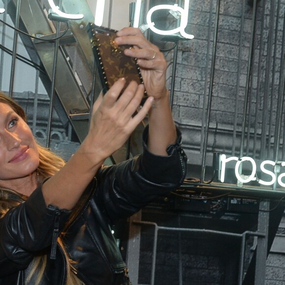 Fiorella Mattheis, Gisele Bundchen - Soirée d'inauguration du nouveau magasin Rosa Cha à Oscar Freire Street à São Paulo. Le 16 août 2017.