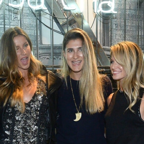 Gisele Bündchen et Helena Bordon (pantalon bordeaux, à droite) assistent à la soirée d'inauguration du nouveau magasin Rosa Cha à Oscar Freire Street à São Paulo. Le 16 août 2017.