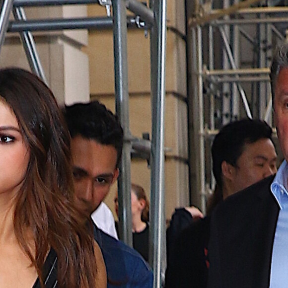 Selena Gomez, habillée en noir et blanc, arrive au siège de Music Choice à New York le 5 juin 2017.