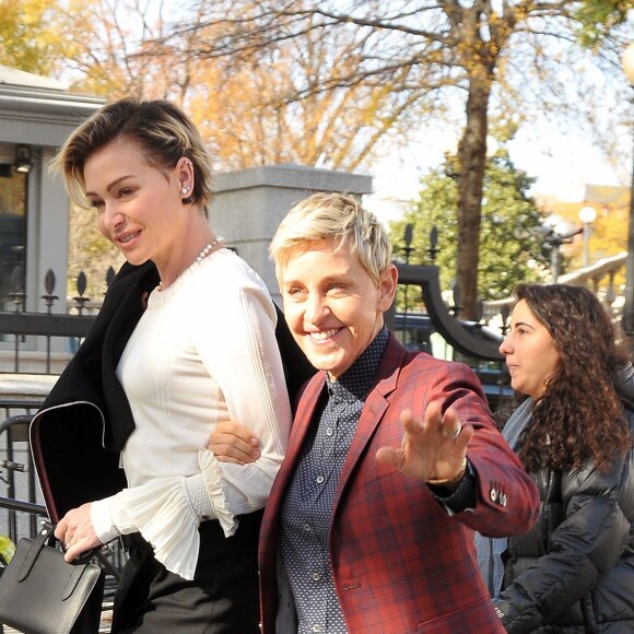 Exclusif - Ellen DeGeneres et sa femme Portia de Rossi dans la rue à Washington le 22 novembre 2016.