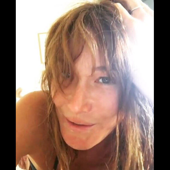Carla Bruni-Sarkozy s'expose au naturel sur Instagram lors de ses vacances, 5 août 2017.