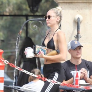 Exclusif - Miley Cyrus est allée acheter des yaourts glacés avec sa mère Tish à Point Dume à Malibu, le 25 juillet 2017