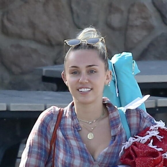 Exclusif - Miley Cyrus fait du shopping avec ses parents Billy Ray Cyrus et Tish Cyrus au magasin Pavilions à Malibu, le 24 juillet 2017