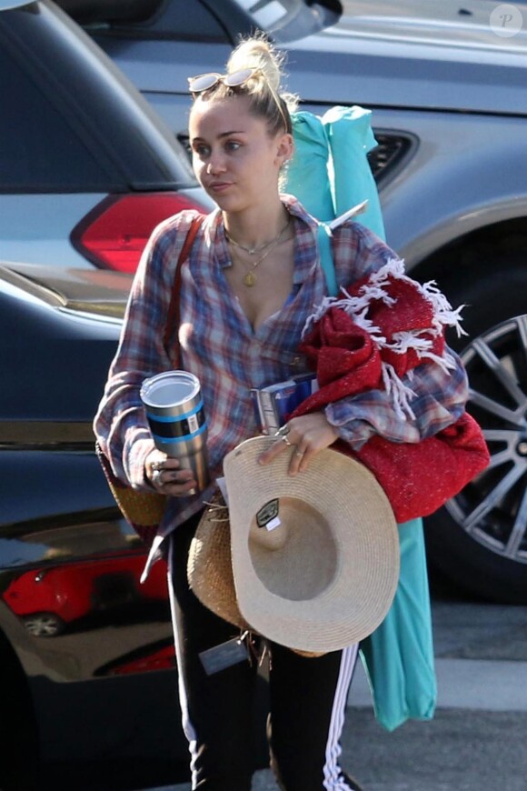 Exclusif - Miley Cyrus fait du shopping avec ses parents Billy Ray Cyrus et Tish Cyrus au magasin Pavilions à Malibu, le 24 juillet 2017