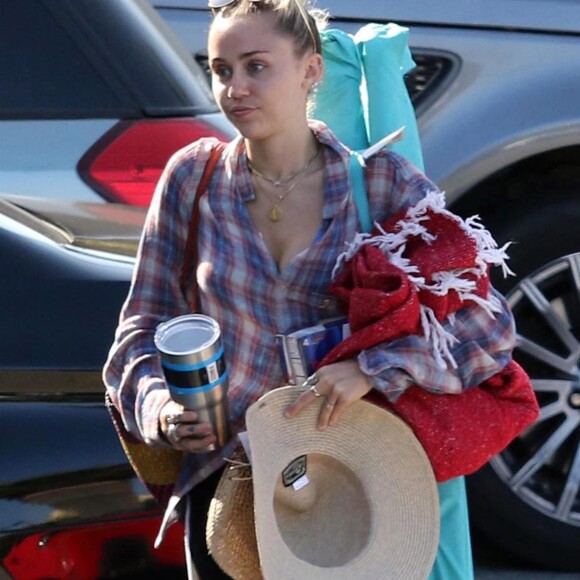 Exclusif - Miley Cyrus fait du shopping avec ses parents Billy Ray Cyrus et Tish Cyrus au magasin Pavilions à Malibu, le 24 juillet 2017
