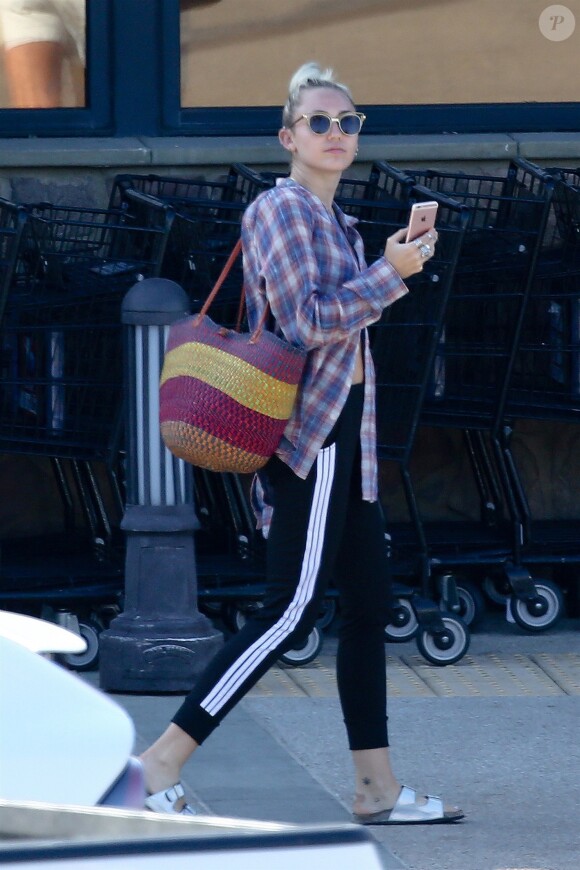 Exclusif - Miley Cyrus fait du shopping avec ses parents Billy Ray Cyrus et Tish Cyrus au magasin Pavilions à Malibu, le 24 juillet 2017