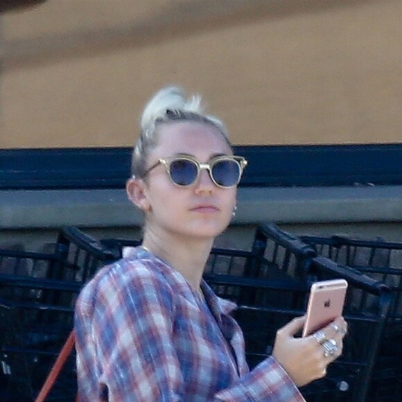 Exclusif - Miley Cyrus fait du shopping avec ses parents Billy Ray Cyrus et Tish Cyrus au magasin Pavilions à Malibu, le 24 juillet 2017