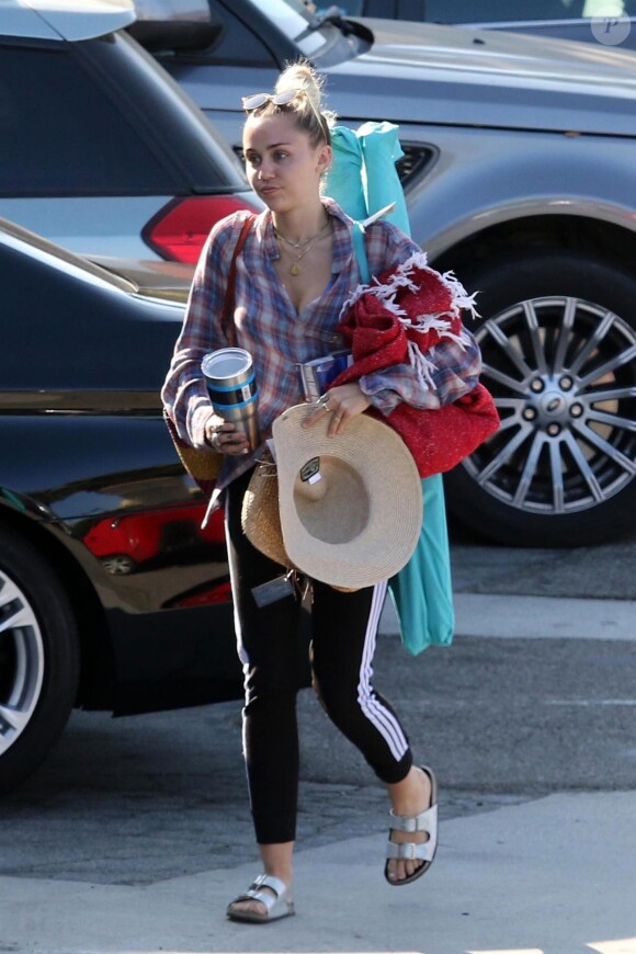 Exclusif - Miley Cyrus fait du shopping avec ses parents Billy Ray Cyrus et Tish Cyrus au magasin Pavilions à Malibu, le 24 juillet 2017