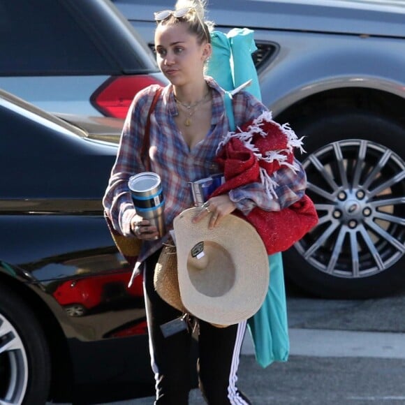 Exclusif - Miley Cyrus fait du shopping avec ses parents Billy Ray Cyrus et Tish Cyrus au magasin Pavilions à Malibu, le 24 juillet 2017