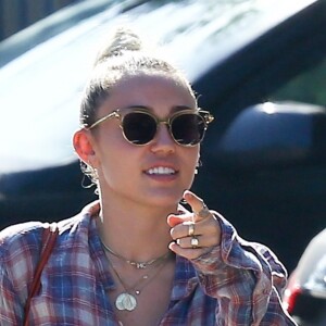 Exclusif - Miley Cyrus fait du shopping avec ses parents Billy Ray Cyrus et Tish Cyrus au magasin Pavilions à Malibu, le 24 juillet 2017