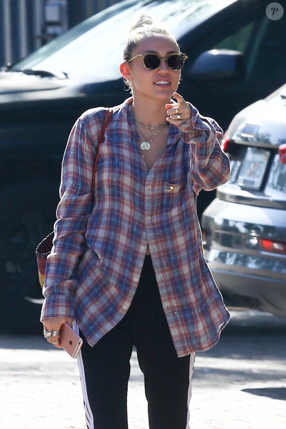Exclusif - Miley Cyrus fait du shopping avec ses parents Billy Ray Cyrus et Tish Cyrus au magasin Pavilions à Malibu, le 24 juillet 2017