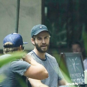 Exclusif - Liam Hemsworth déjeune avec sa compagne Miley Cyrus et son frère Luke Hemsworth au restaurant Pavilions à Malibu. Luke porte une attelle au bras gauche. Le 10 août 2017