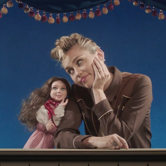 Miley Cyrus dévoile le clip de son nouveau tube Younger Now.