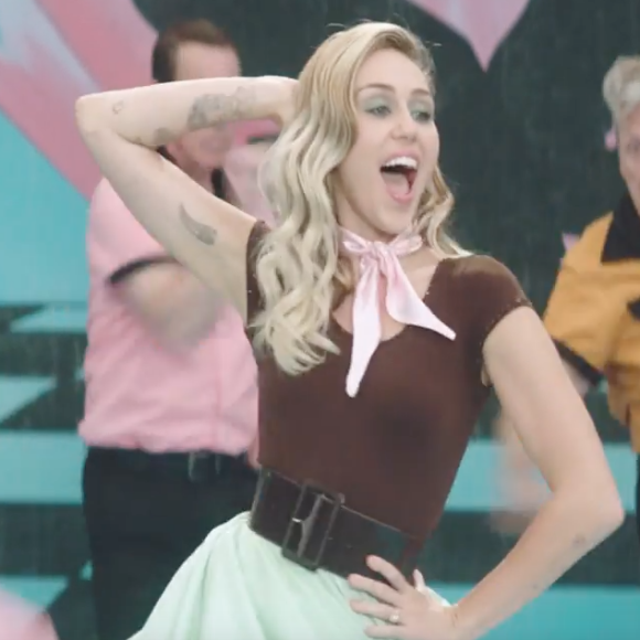Miley Cyrus dévoile le clip de son nouveau tube Younger Now.