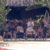 Exclusif -  Les jeunes mariés Jennifer Aniston et Justin Theroux passent leur lune de miel à Bora Bora. Le couple a commencé ses vacances par une séance de yoga entre amis dont Jason Bateman et de paddle en amoureux. Le 11 aout 2015