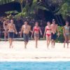 Exclusif - Les jeunes mariés Jennifer Aniston et Justin Theroux passent leur lune de miel à Bora Bora. Le couple a commencé ses vacances par une séance de yoga entre amis dont Jason Bateman et de paddle en amoureux. Le 11 aout 2015