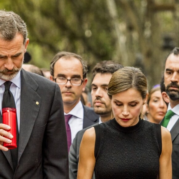 Le roi Felipe VI et la reine Letizia d'Espagne, après avoir rendu visite à des survivants à l'hôpital, se sont recueillis le 19 août 2017 sur La Rambla à Barcelone, où ils ont déposé fleurs et cierges au lendemain de l'attentat terroriste qui y a été perpétré et a fait 13 morts.