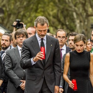 Le roi Felipe VI et la reine Letizia d'Espagne, après avoir rendu visite à des survivants à l'hôpital, se sont recueillis le 19 août 2017 sur La Rambla à Barcelone, où ils ont déposé fleurs et cierges au lendemain de l'attentat terroriste qui y a été perpétré et a fait 13 morts.