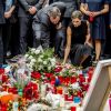 Le roi Felipe VI et la reine Letizia d'Espagne, après avoir rendu visite à des survivants à l'hôpital, se sont recueillis le 19 août 2017 sur La Rambla à Barcelone, où ils ont déposé fleurs et cierges au lendemain de l'attentat terroriste qui y a été perpétré et a fait 13 morts.