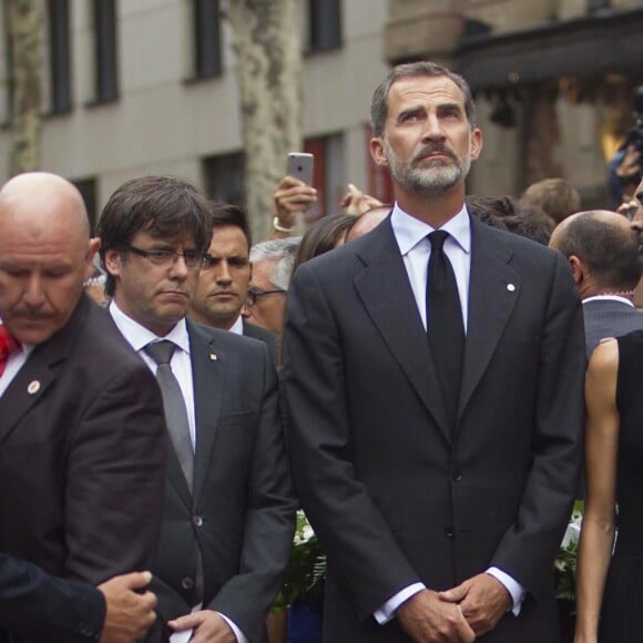 Le roi Felipe VI et la reine Letizia d'Espagne, après avoir rendu visite à des survivants à l'hôpital, se sont recueillis le 19 août 2017 sur La Rambla à Barcelone, où ils ont déposé fleurs et cierges au lendemain de l'attentat terroriste qui y a été perpétré et a fait 13 morts.