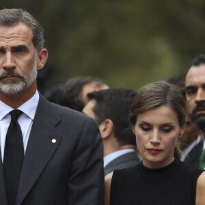 Le roi Felipe VI et la reine Letizia d'Espagne, après avoir rendu visite à des survivants à l'hôpital, se sont recueillis le 19 août 2017 sur La Rambla à Barcelone, où ils ont déposé fleurs et cierges au lendemain de l'attentat terroriste qui y a été perpétré et a fait 13 morts.