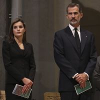 Letizia et Felipe VI d'Espagne: Endeuillés à la Sagrada Familia après l'attentat