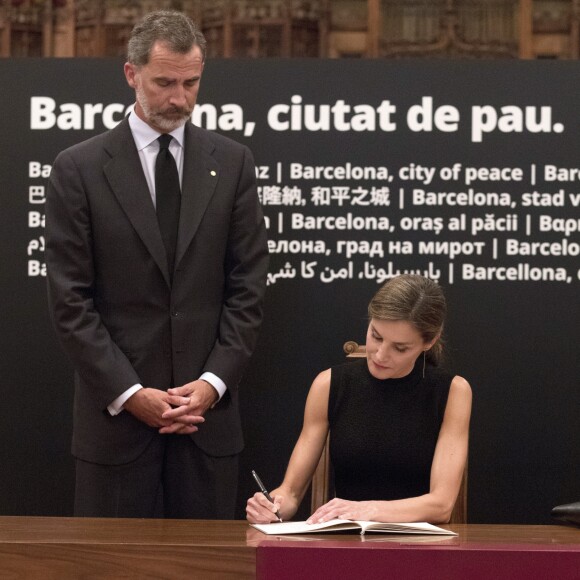 Le roi Felipe VI et la reine Letizia d'Espagne ont signé le 20 août 2017 le registre de condoléances mis à disposition à la mairie de Barcelone suite au double attentat terroriste de La Rambla et de Cambrils.