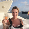Marion Lefebvre, ex-candidate de Top Chef qui a ouvert à Aix-en-Provence la Bottega da Verri avec son compagnon Xavier Verri, a fait profiter de ses vacances dans les Baléares à ses abonnés Instagram, comme avec cette photo du 19 août 2017 : jaccuzzi et champagne pour le coucher de soleil sur Formentera...