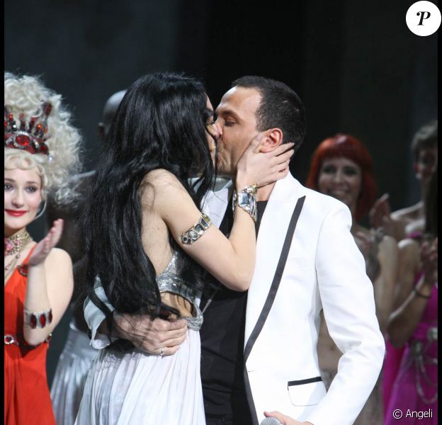 entre sofia essaidi et kamel ouali c est l amour a la folie seduction calins et baisers whaou purepeople