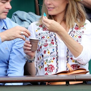 Clovis Cornillac et sa femme Lilou Fogli - Personnalités dans les tribunes lors des internationaux de France de Roland Garros à Paris. Le 9 juin 2017. © Jacovides - Moreau / Bestimage