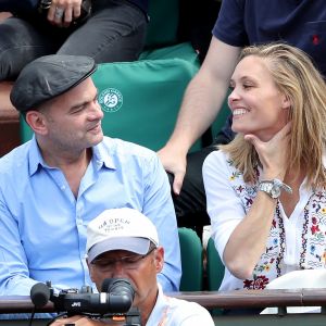 Clovis Cornillac et sa femme Lilou Fogli - Personnalités dans les tribunes lors des internationaux de France de Roland Garros à Paris. Le 9 juin 2017. © Jacovides - Moreau / Bestimage