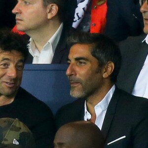 Patrick Bruel et Ary Abittan dans les tribunes lors du match de Ligue 1, Paris Saint-Germain (PSG) vs Toulouse FC (TFC) au Parc des Princes à Paris, France, le 20 août 2017.