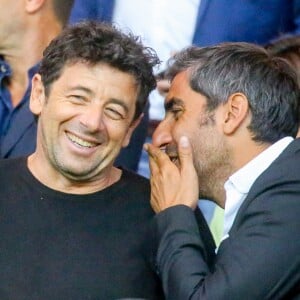 Patrick Bruel et Ary Abittan dans les tribunes lors du match de Ligue 1, Paris Saint-Germain (PSG) vs Toulouse FC (TFC) au Parc des Princes à Paris, France, le 20 août 2017.