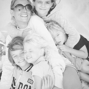 Elodie Gossuin en vacances avec ses quatre enfants, Rose, Jules, Joséphine et Léonard.