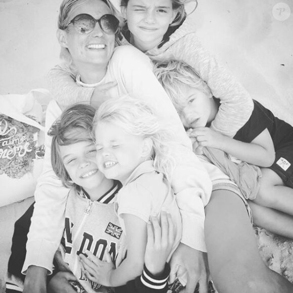 Elodie Gossuin en vacances avec ses quatre enfants, Rose, Jules, Joséphine et Léonard.