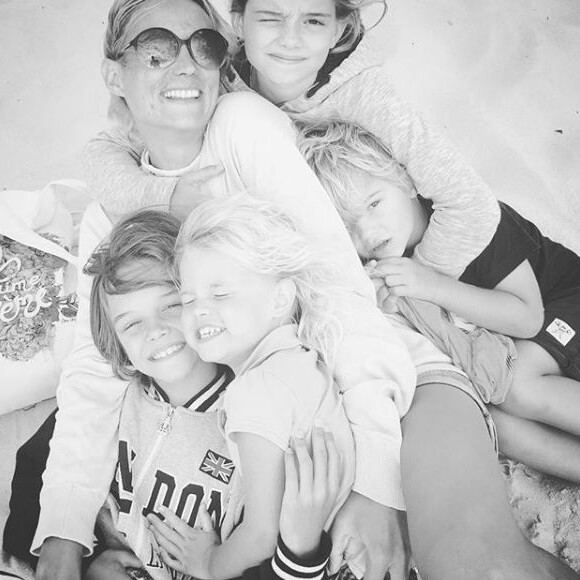 Elodie Gossuin en vacances avec ses quatre enfants, Rose, Jules, Joséphine et Léonard.