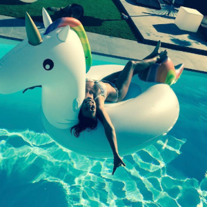 Laetitia Milot, sexy en bikini, le 25 août 2017.
