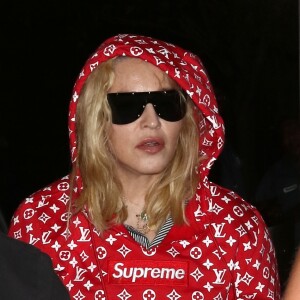 Madonna arrive à l'aéroport de NYC avec ses enfants Estere, Stella, Mercy James et Lourdes à New York, le 20 août 2017