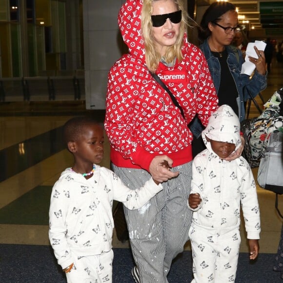 Madonna arrive à l'aéroport de NYC avec ses enfants Estere, Stella, Mercy James et Lourdes à New York, le 20 août 2017